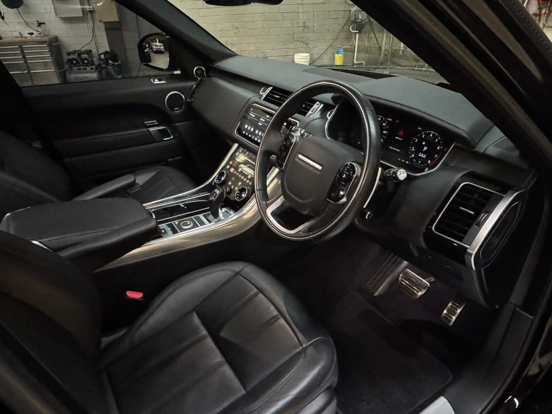 2021 Land Rover Range Rover Sport P525 HSE Dynamic in Black — photo 16