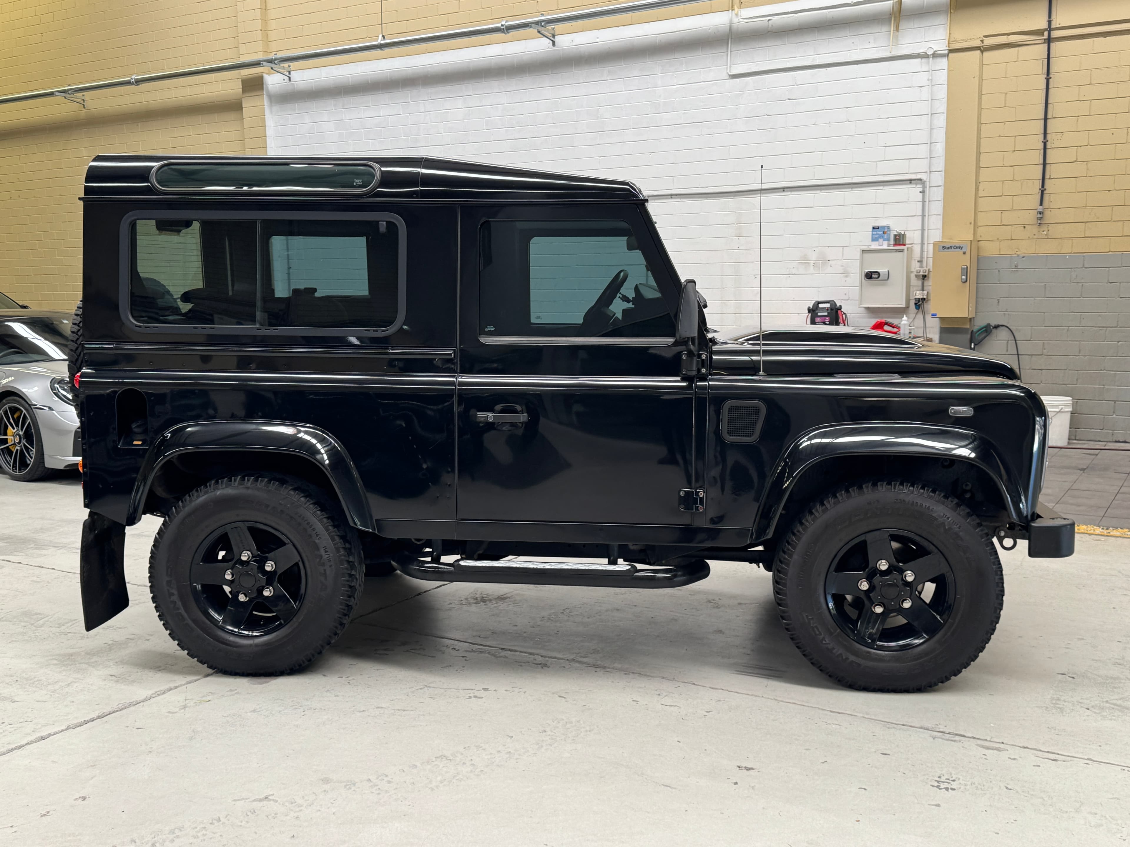 2014 Land Rover Defender DEFENDER 90 MY15 DIESEL TURBO F/INJ 2.2L 6 SP MANUAL in BLACK — exterior side