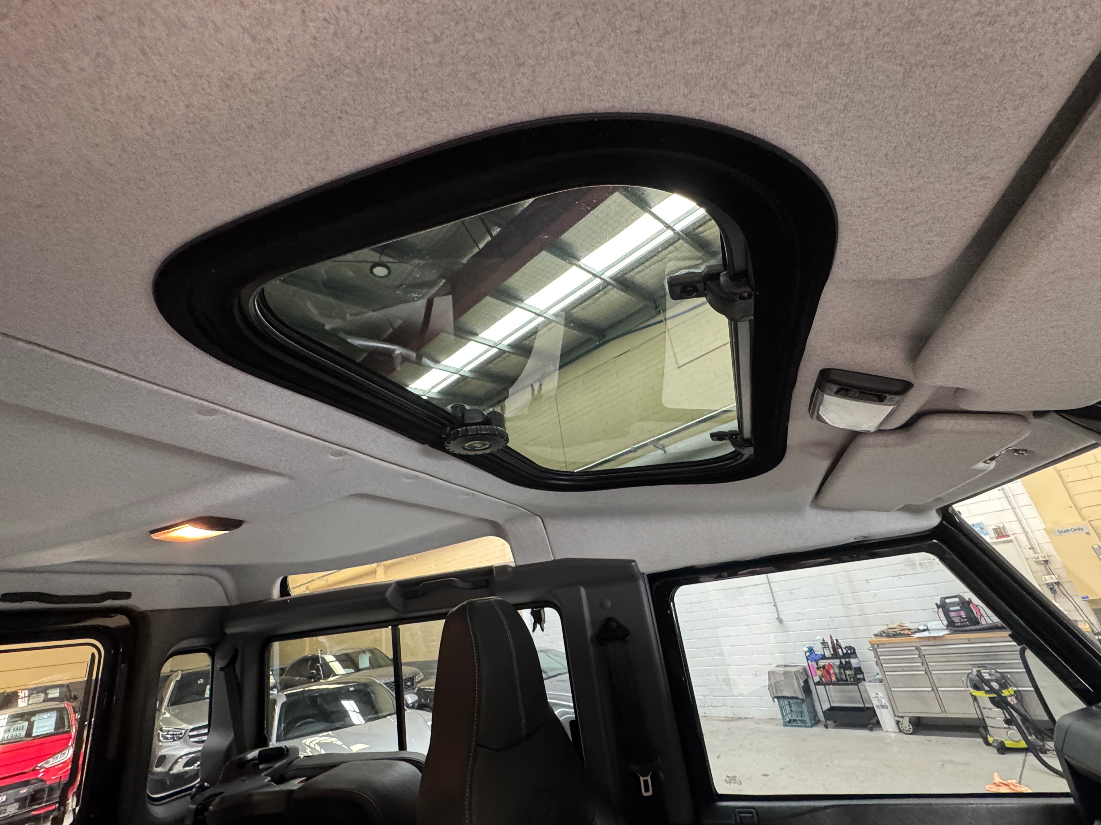2014 Land Rover Defender DEFENDER 90 MY15 DIESEL TURBO F/INJ 2.2L 6 SP MANUAL in BLACK — infotainment