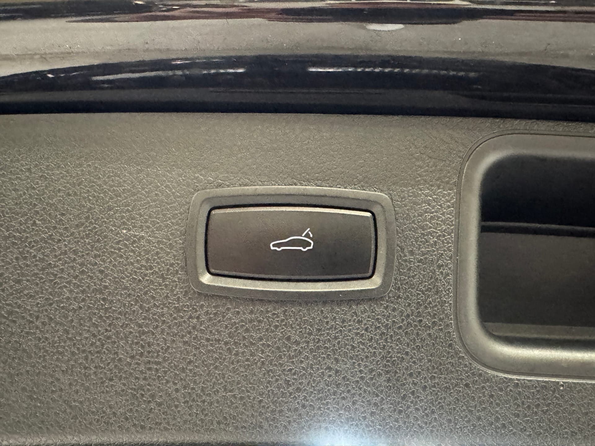 2017 Porsche Macan in Black — engine bay