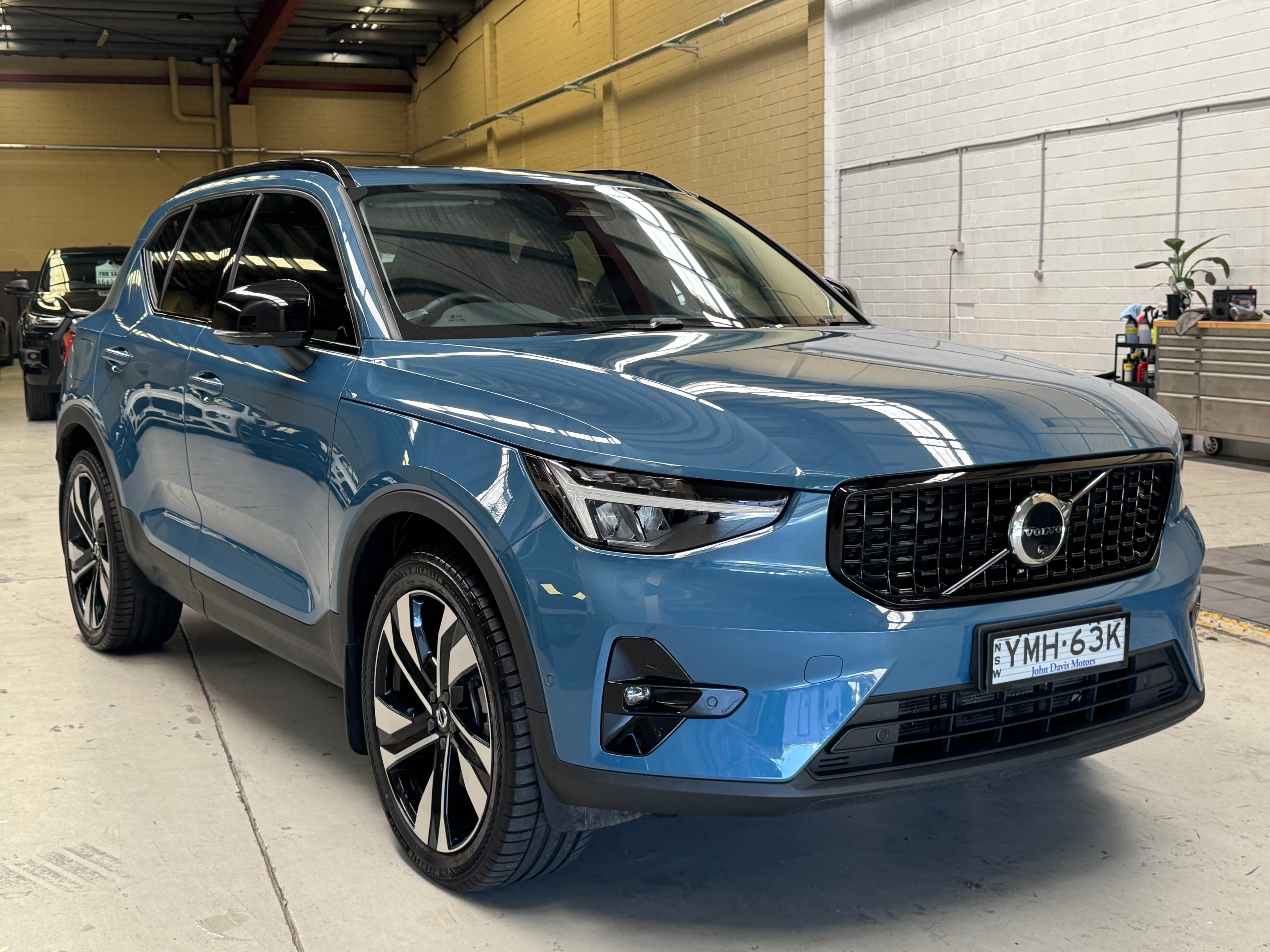 2022 VOLVO XC40 ULTIMATE B5 DARK MHEV 536 MY23 in BLUE — exterior side