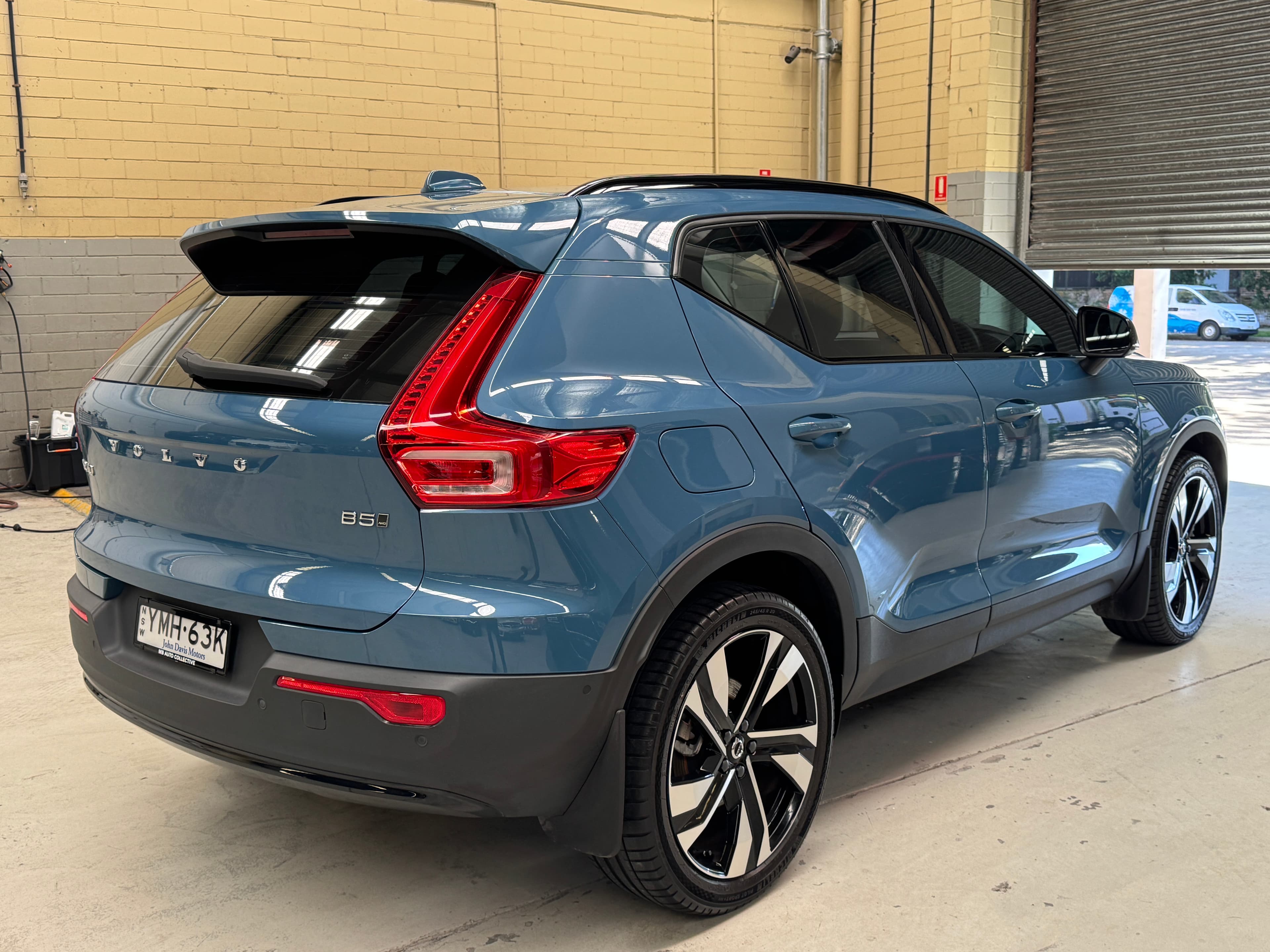 2022 VOLVO XC40 ULTIMATE B5 DARK MHEV 536 MY23 in BLUE — front seats