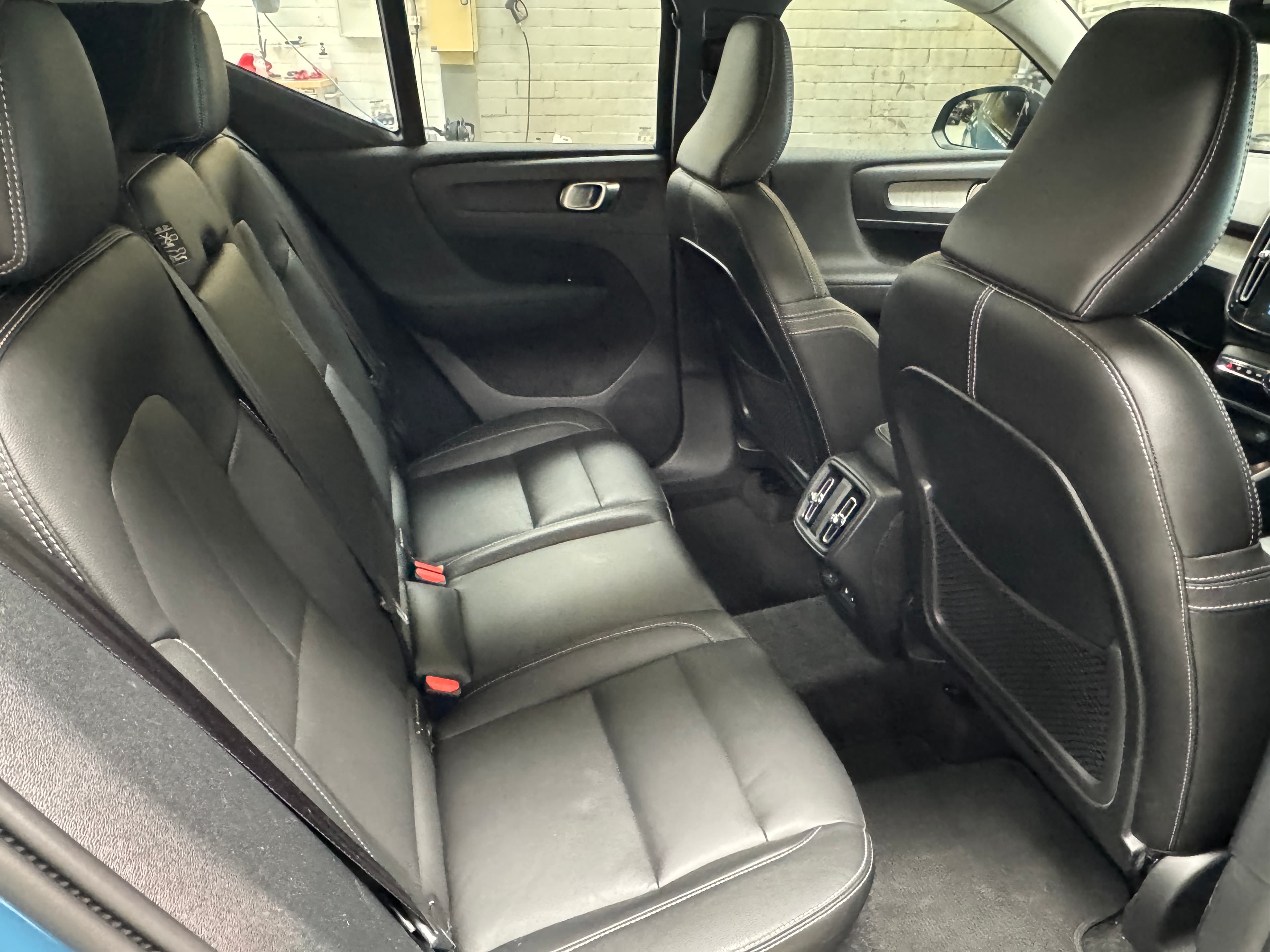 2022 VOLVO XC40 ULTIMATE B5 DARK MHEV 536 MY23 in BLUE — photo 18