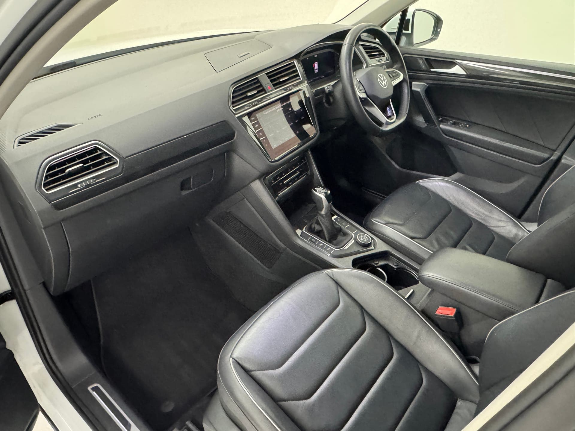 2021 Volkswagen Tiguan 162TSI Elegance in White — photo 18