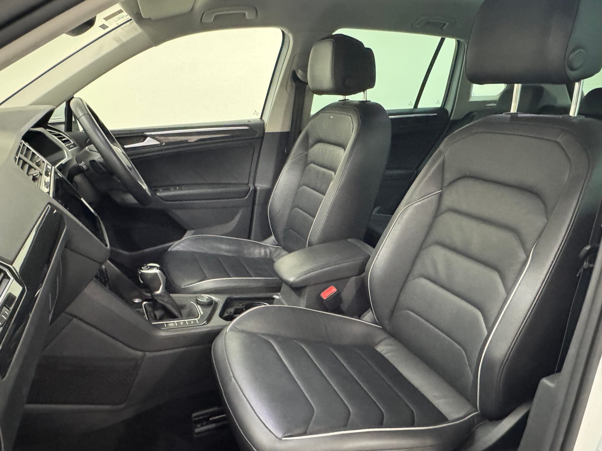 2021 Volkswagen Tiguan 162TSI Elegance in White — photo 19