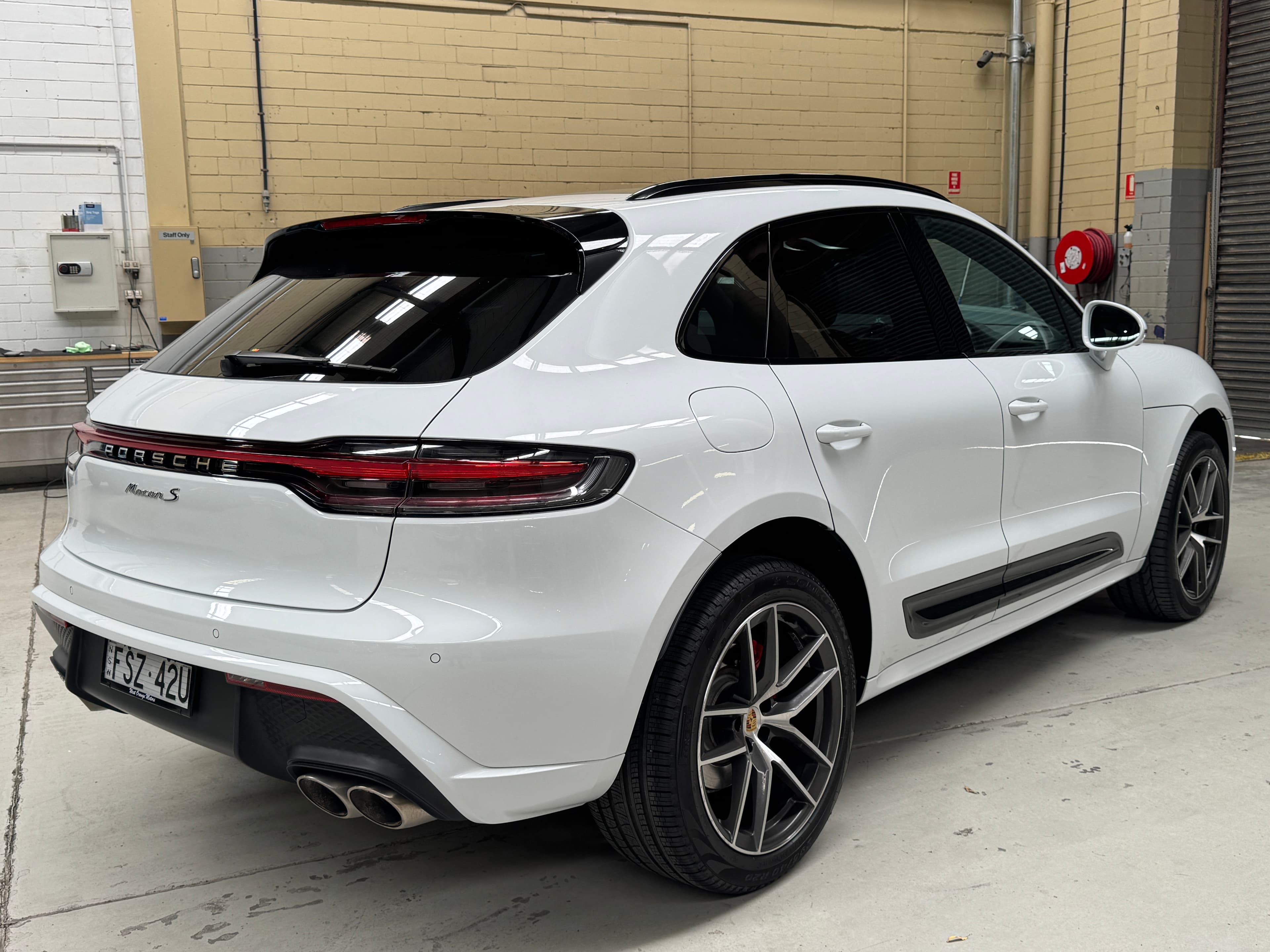 2024 Porsche Macan MACAN S 95B MY24 TWIN TURBO DIR F/INJ 2.9L 7 SP AUTO DUAL CLUTCH in WHITE — front seats