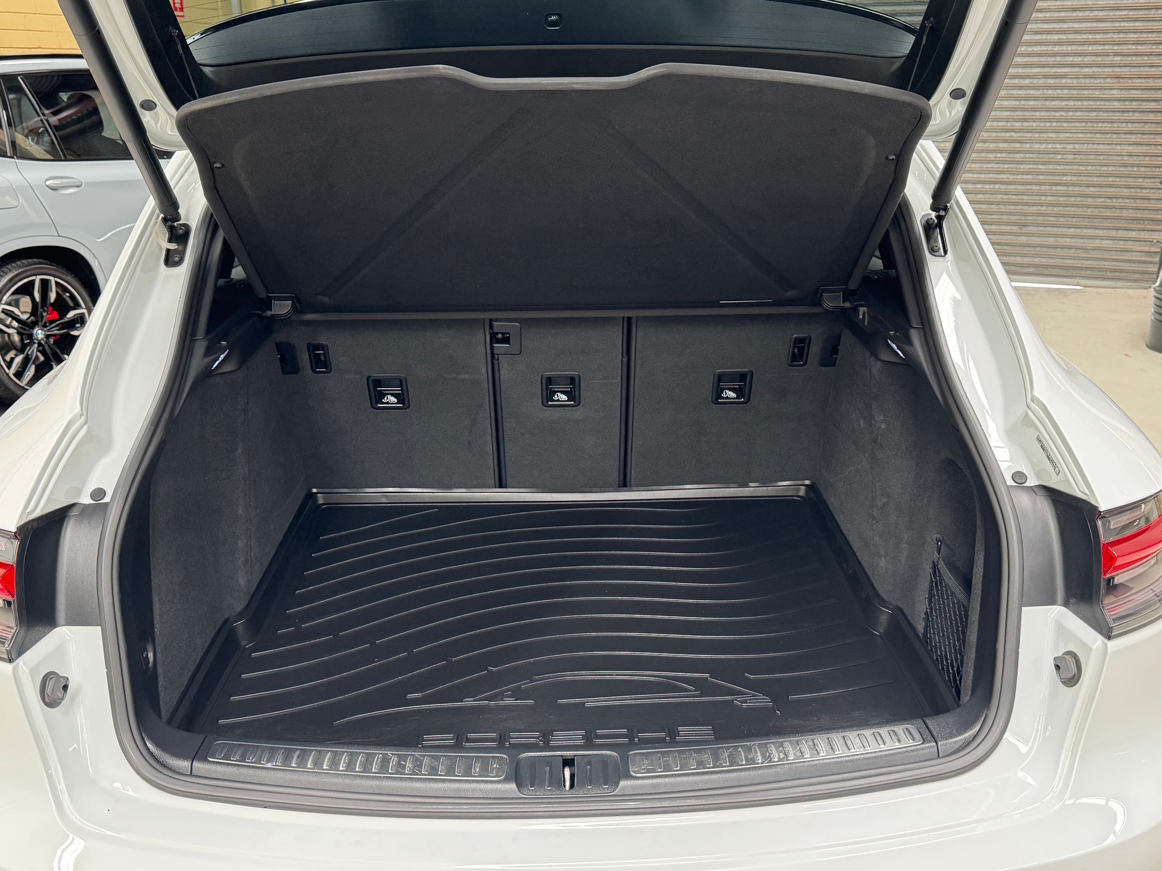 2024 Porsche Macan MACAN S 95B MY24 TWIN TURBO DIR F/INJ 2.9L 7 SP AUTO DUAL CLUTCH in WHITE — boot