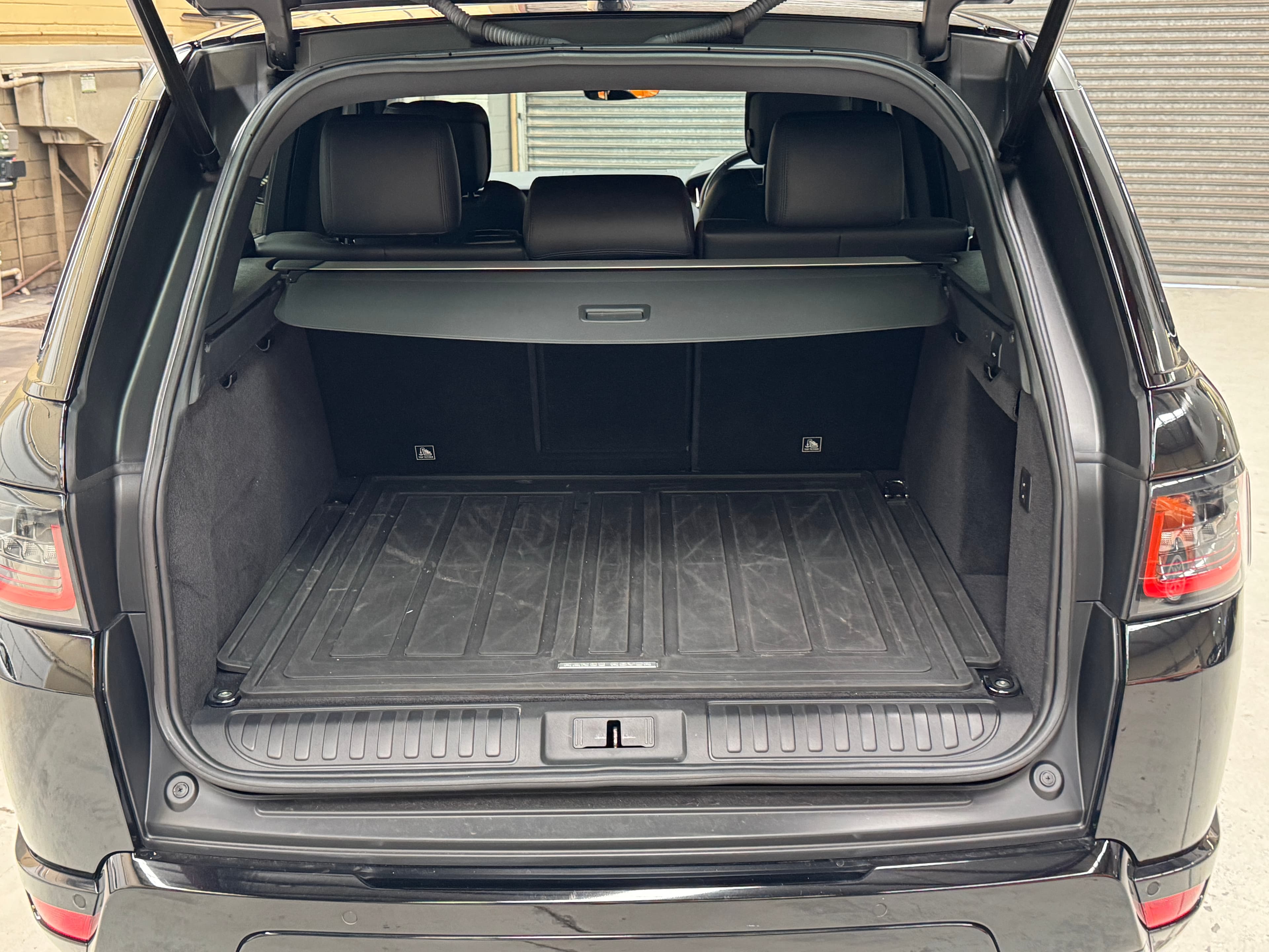 2018 Range Rover Range Rover Sport RANGE ROVER SPORT SDV6 HSE DYNAMIC DIESEL TURBO F/INJ 3.0L 8 SP AUTOMATIC in BLACK — rear seats
