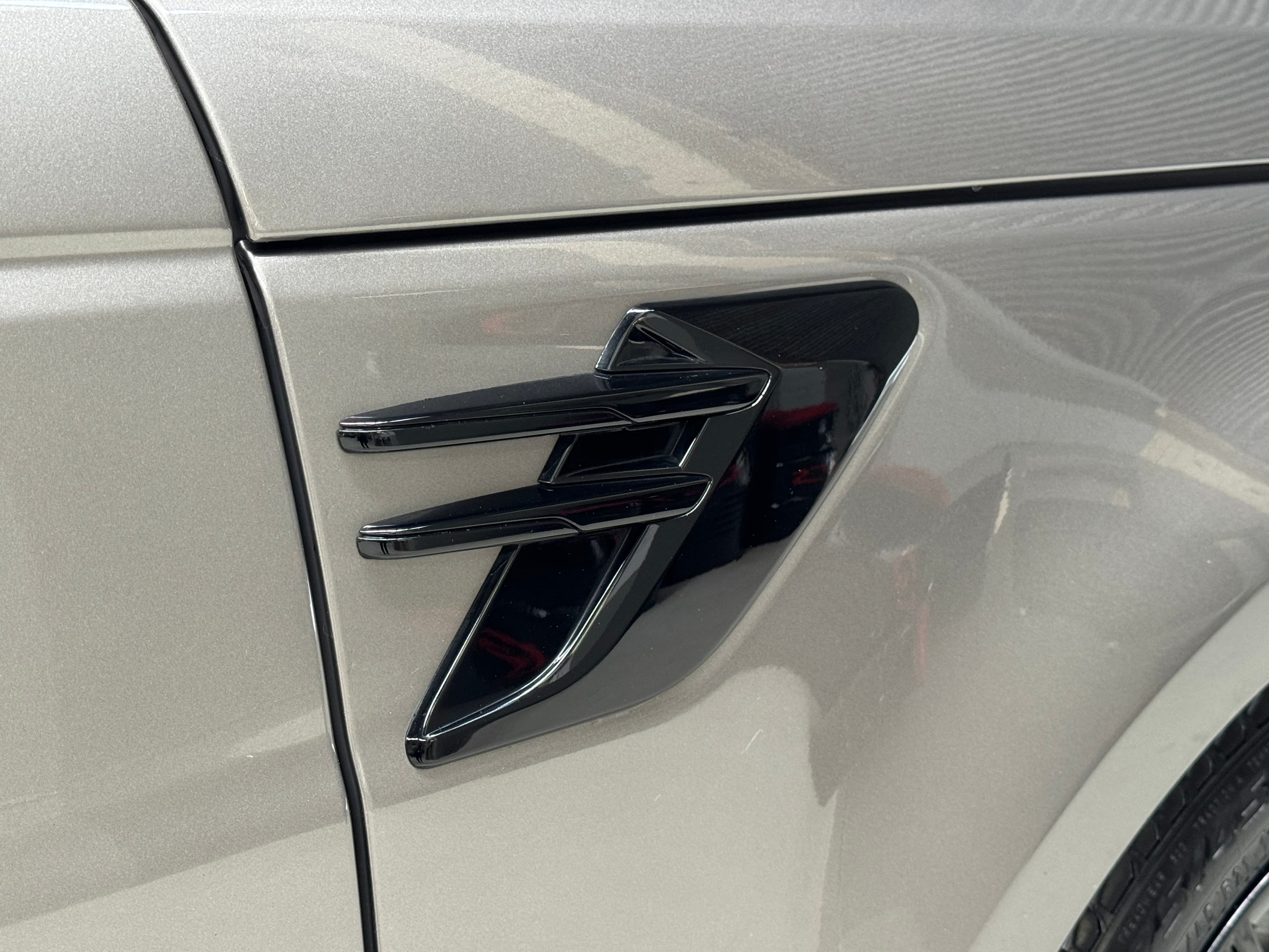 2022 Land Rover Range Rover Sport D300 SE in Silcon Silver — dashboard