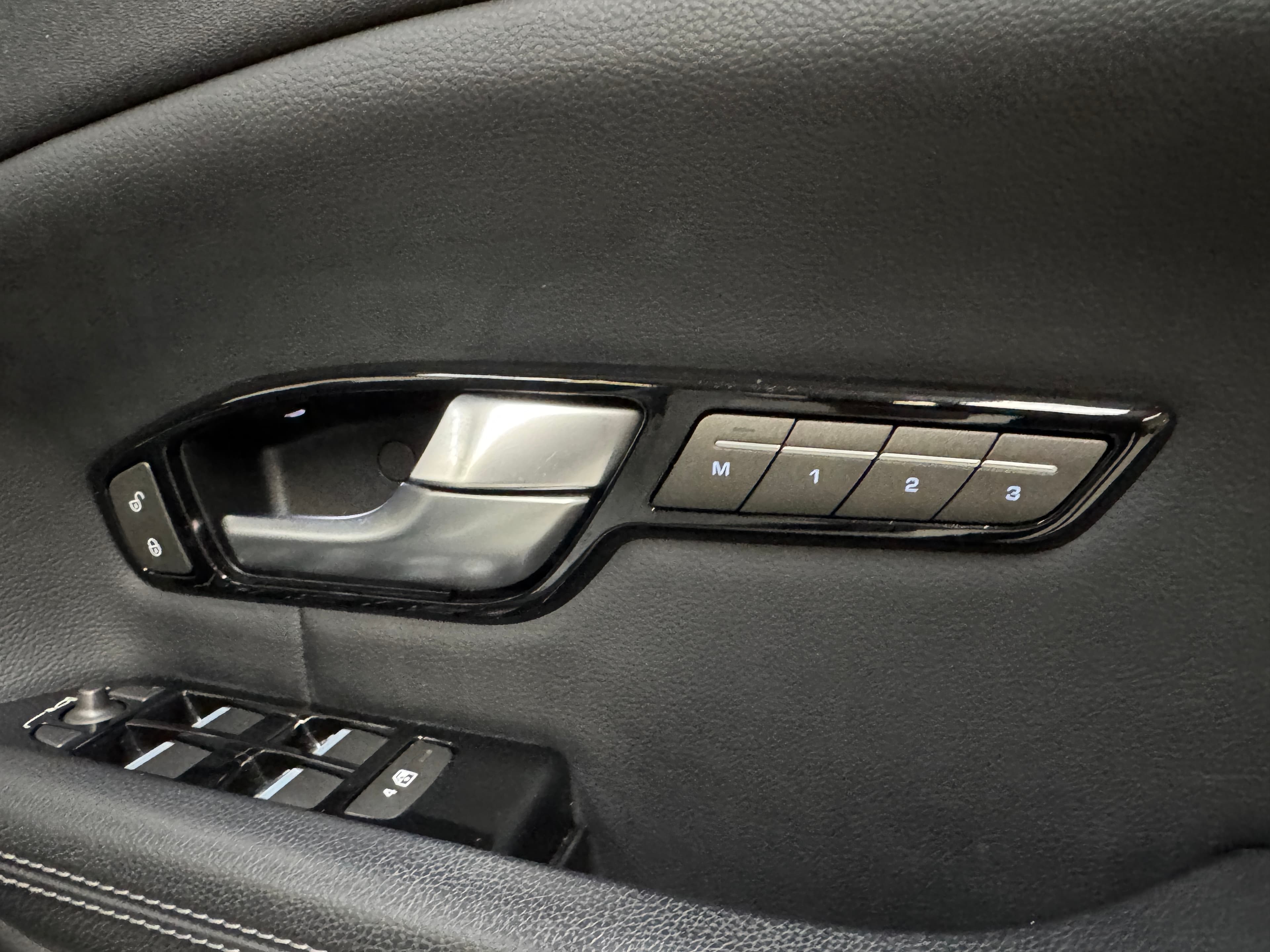 2017 Range Rover Evoque TD4 180 SE Dynamic in White — photo 14